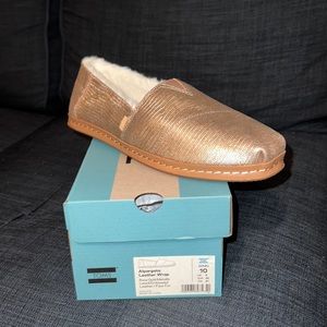 TOMS Alpargata Leather Wrap Rose Gold  Metallic Lizard Embossed/ Faux Fur-10 wmn